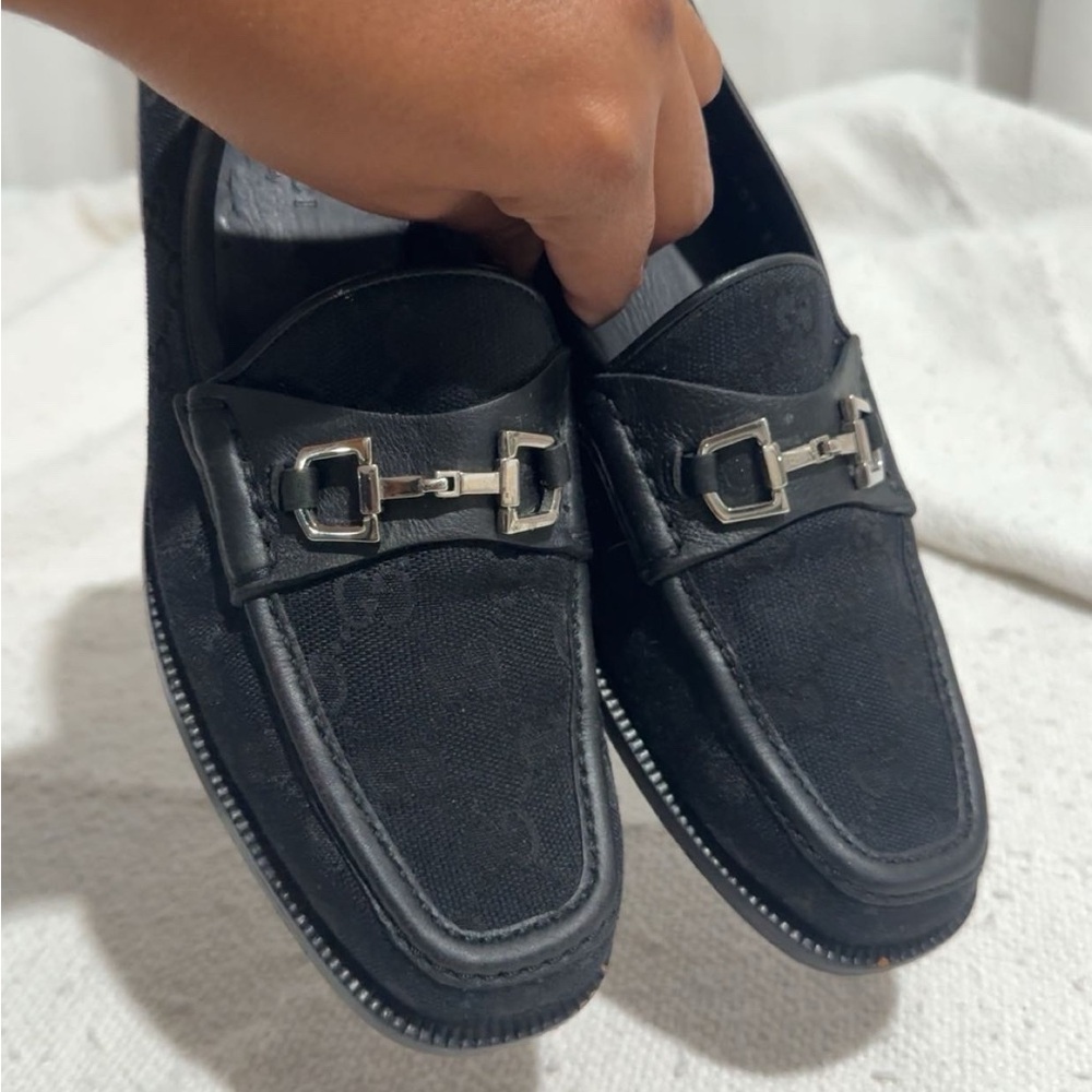 Auténtic Gucci Black Moccasins with Silver Buckle